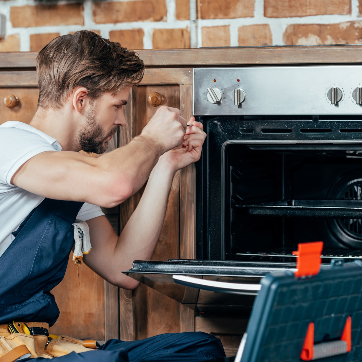 Foto de Técnico instalando horno Técnico instalando Horno Bru